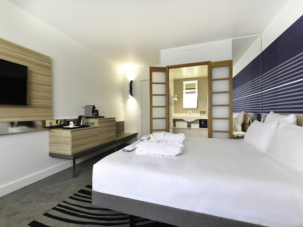 Habitación Executive con una cama doble y sofá del hotel Novotel La Rochelle Centre. Foto 5