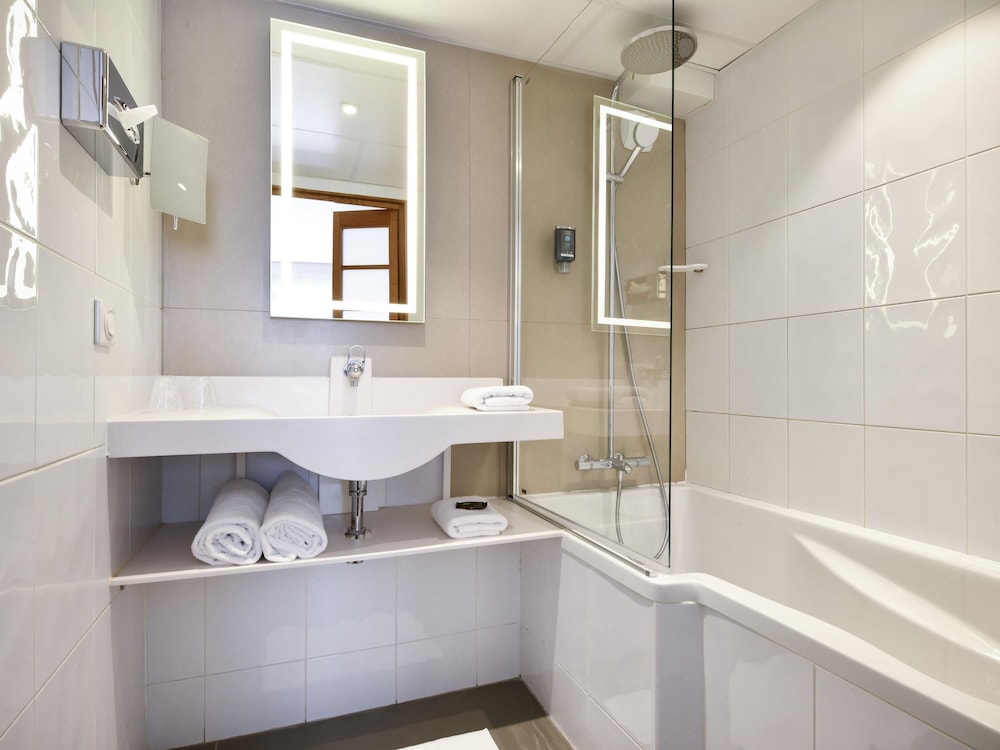 Habitación Executive con una cama doble y sofá del hotel Novotel La Rochelle Centre. Foto 7