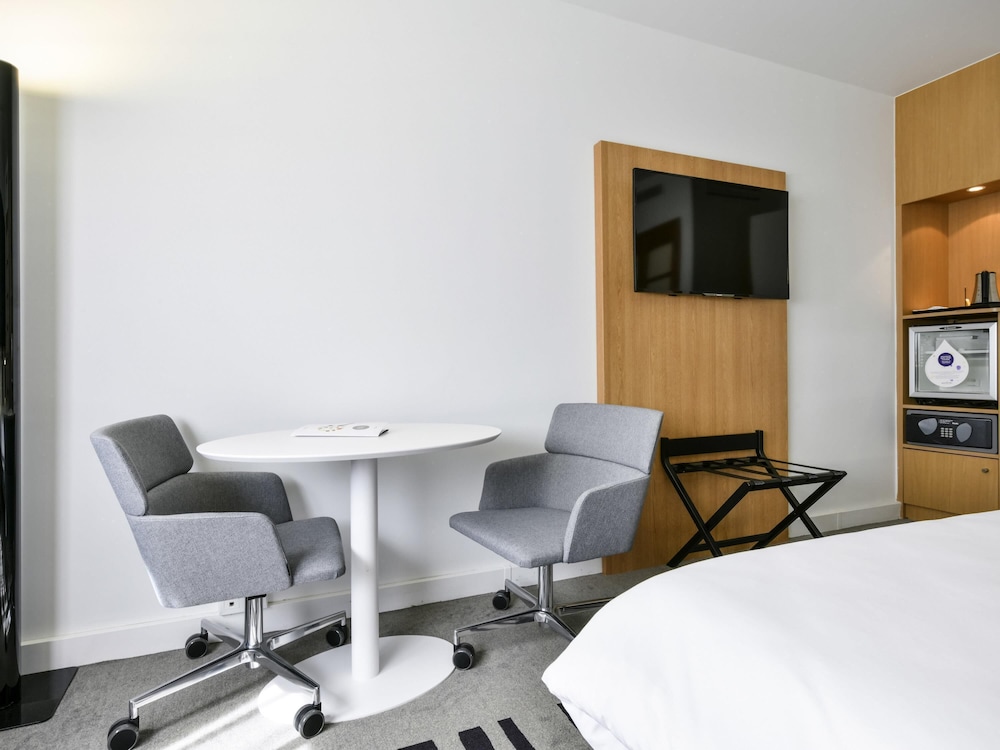 Habitación Superior con 1 cama doble para personas con movilidad reducida del hotel Novotel La Rochelle Centre. Foto 3