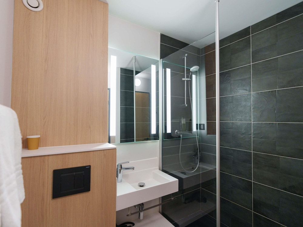 Habitación estándar con 2 camas individuales del hotel Ibis Laon. Foto 1