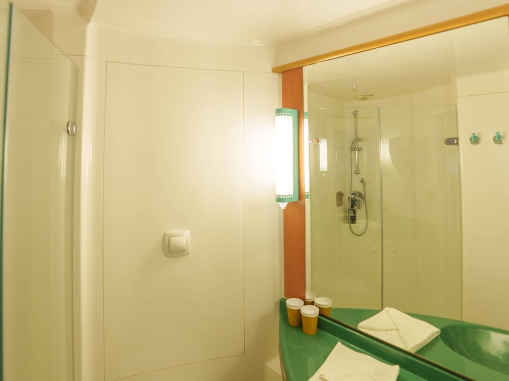 Habitación estándar con 2 camas individuales del hotel Ibis Laon. Foto 3