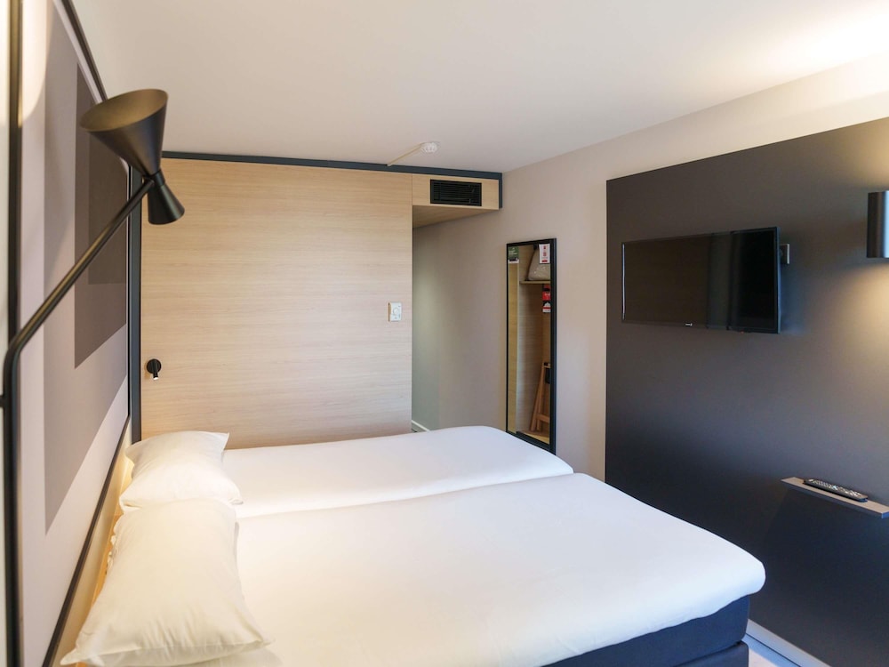 Habitación estándar con 2 camas individuales del hotel Ibis Laon. Foto 4