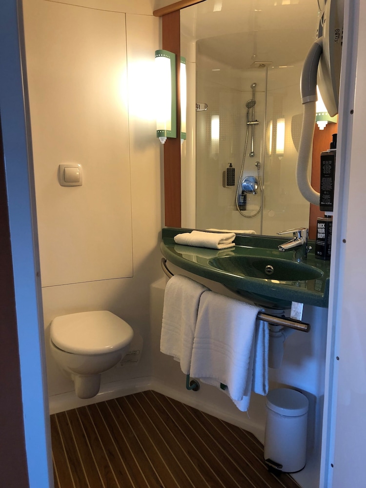 Habitación estándar con 2 camas individuales del hotel Ibis Laon. Foto 5