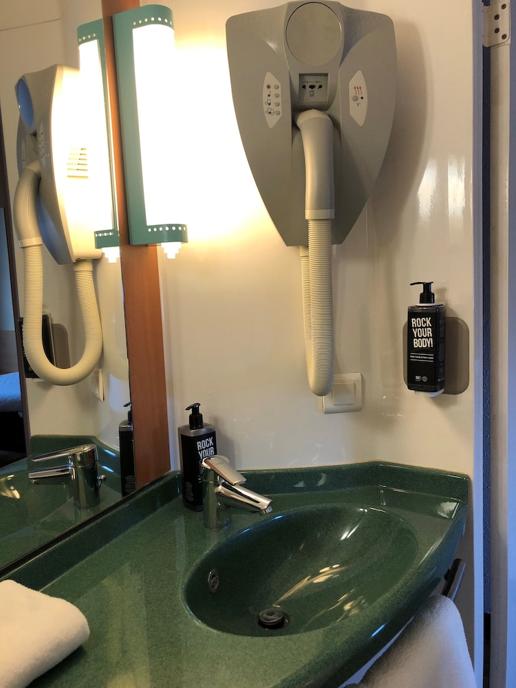 Habitación estándar con 2 camas individuales del hotel Ibis Laon. Foto 7