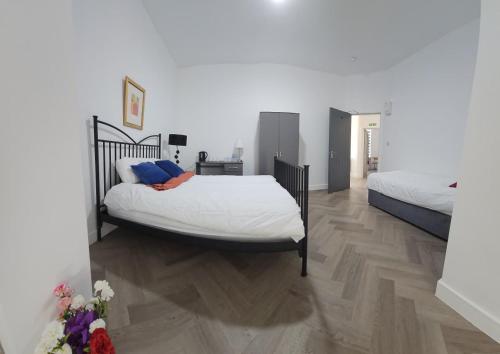 Habitación Triple Confort con ducha del hotel Old Ridgeway. Foto 17