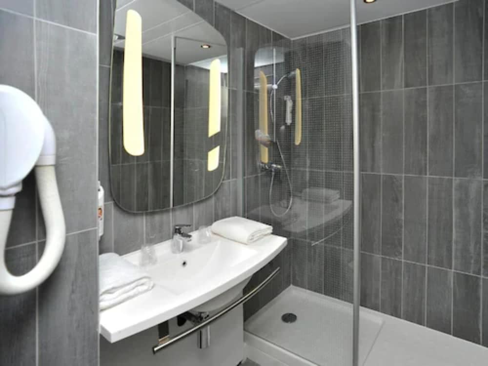 Habitación estándar, 2 camas individuales del hotel Ibis Le Puy En Velay Centre. Foto 9