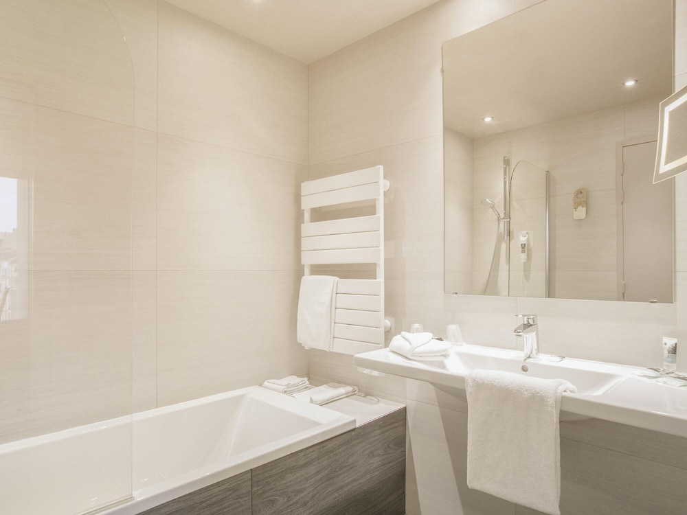 Habitación Superior con baño y balcón del hotel Mercure Limoges Centre. Foto 5