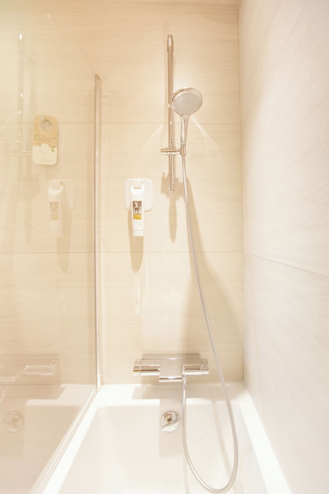 Habitación Superior con baño y balcón del hotel Mercure Limoges Centre. Foto 9