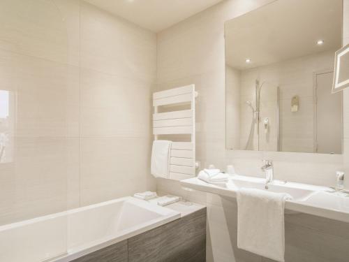 Habitación Superior en planta exclusiva con ducha y balcón del hotel Mercure Limoges Centre. Foto 2