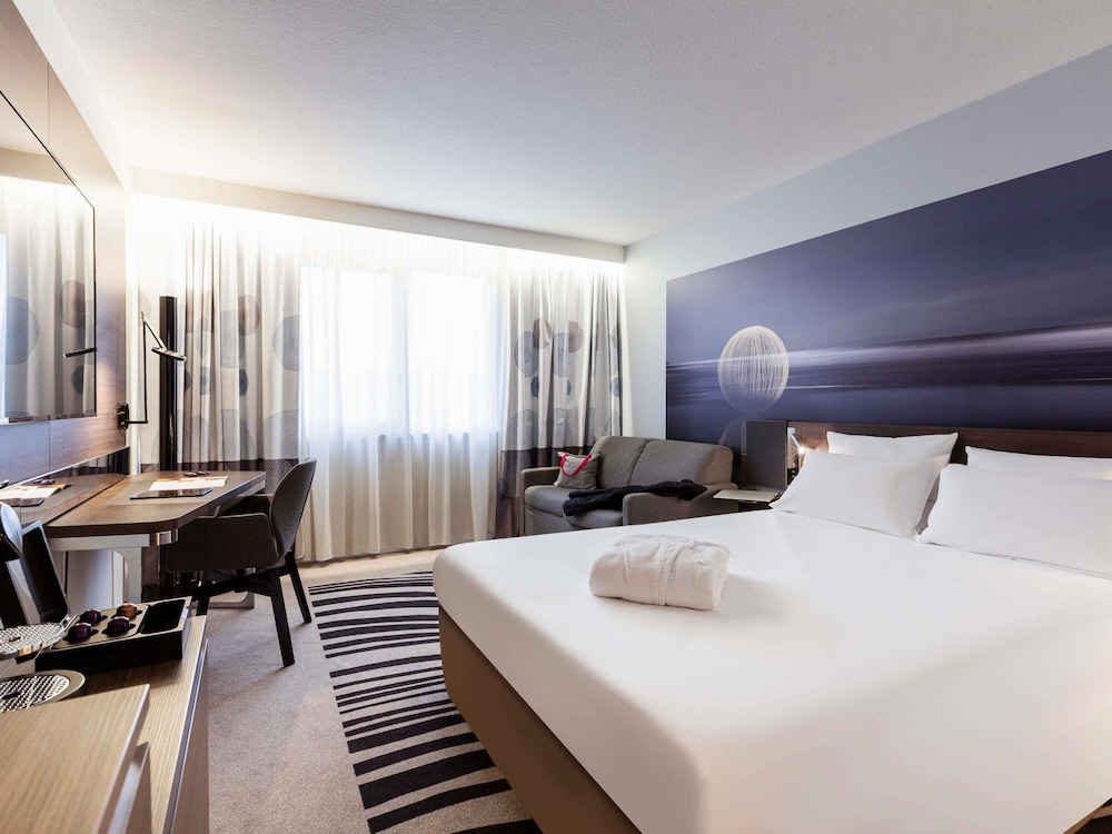 Habitación Executive con vistas a la piscina, 1 cama doble y 1 sofá del hotel Novotel Limoges Le Lac. Foto 4