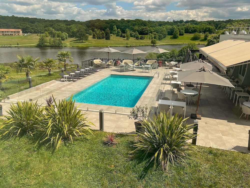 Habitación Executive con vistas a la piscina, 1 cama doble y 1 sofá del hotel Novotel Limoges Le Lac. Foto 6