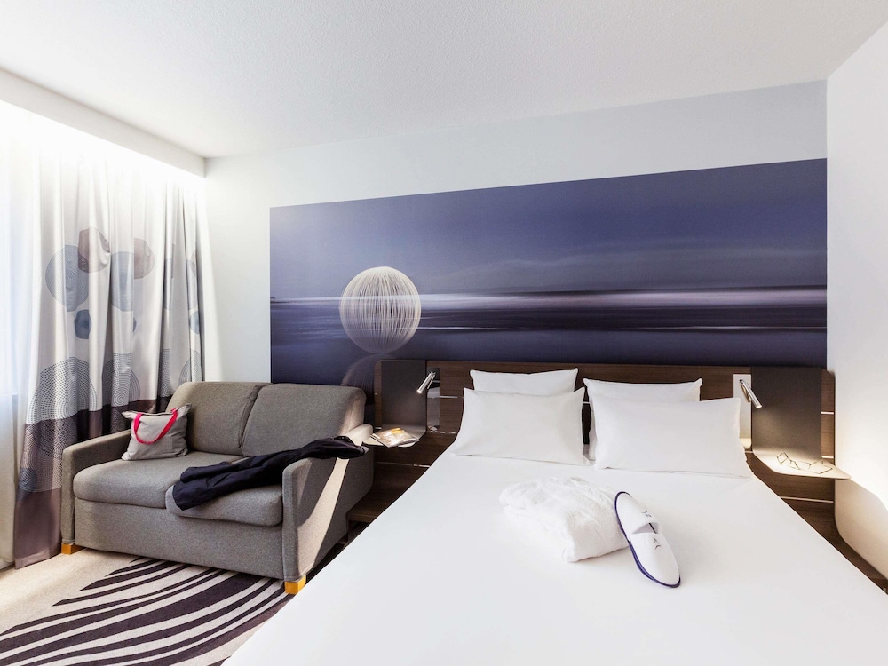 Habitación Executive con vistas a la piscina, 1 cama doble y 1 sofá del hotel Novotel Limoges Le Lac. Foto 9