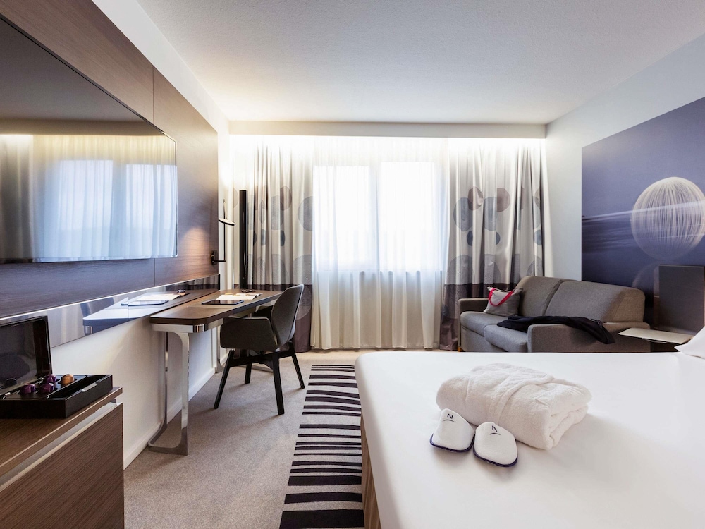 Habitación Executive con vistas a la piscina, 1 cama doble y 1 sofá del hotel Novotel Limoges Le Lac. Foto 10