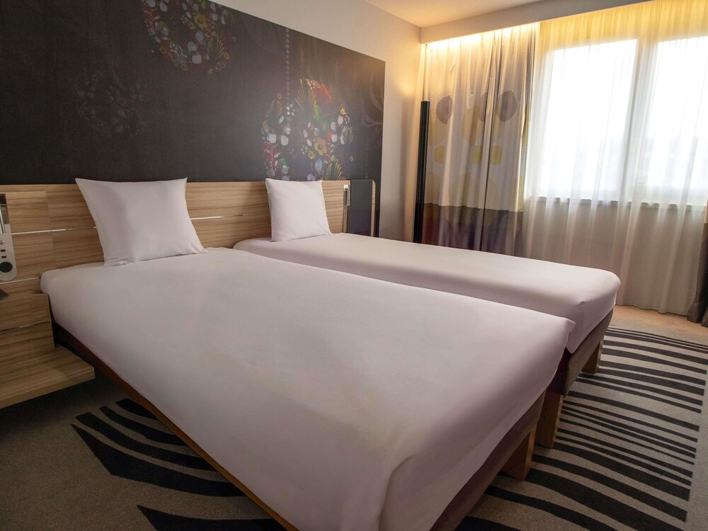 Habitación con cama king size (dos camas individuales a petición) del hotel Novotel Limoges Le Lac. Foto 4