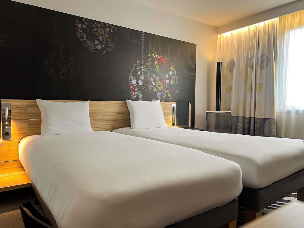 Habitación con vistas al jardín y cama king size o 2 camas individuales del hotel Novotel Limoges Le Lac