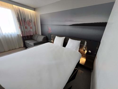 Habitación Classic con 1 cama doble y 1 sofá cama individual del hotel Novotel Limoges Le Lac. Foto 4