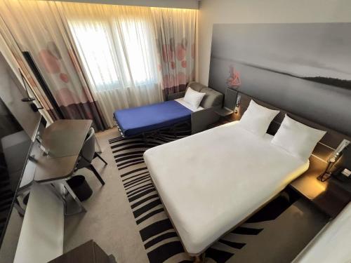 Habitación Classic con 1 cama doble y 1 sofá cama individual del hotel Novotel Limoges Le Lac. Foto 5
