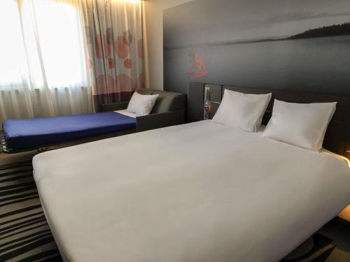 Habitación Classic con 1 cama doble y 1 sofá cama individual del hotel Novotel Limoges Le Lac. Foto 6