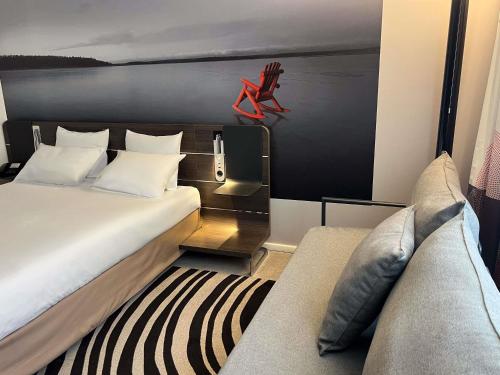 Habitación Classic con 1 cama doble y 2 sofás cama individuales del hotel Novotel Limoges Le Lac. Foto 6