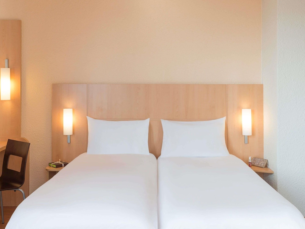 Habitación estándar con 2 camas individuales del hotel Ibis Metz Centre Gare. Foto 1