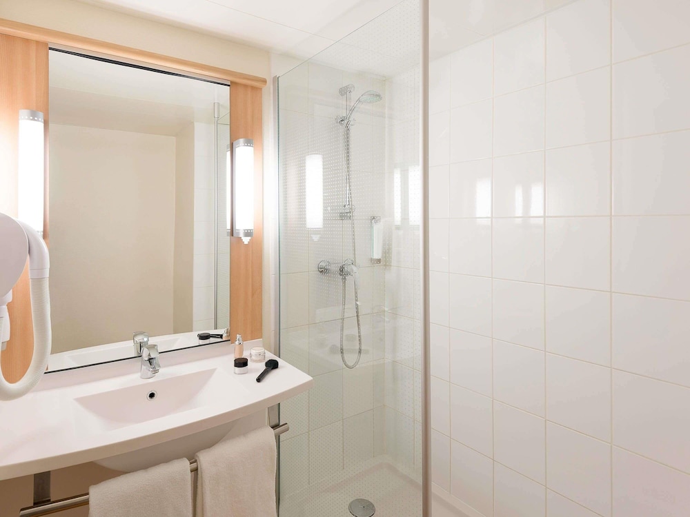 Habitación estándar con 2 camas individuales del hotel Ibis Metz Centre Gare. Foto 2