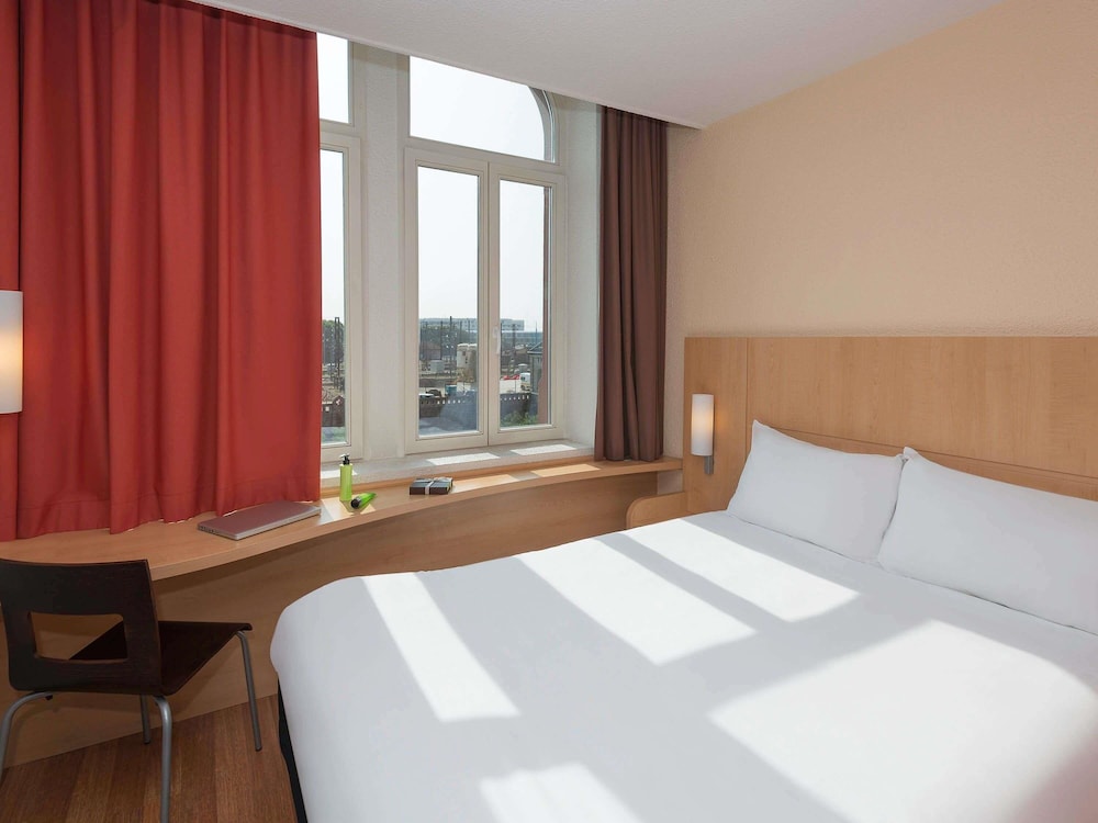 Habitación con 1 cama doble y 1 cama individual del hotel Ibis Metz Centre Gare. Foto 6