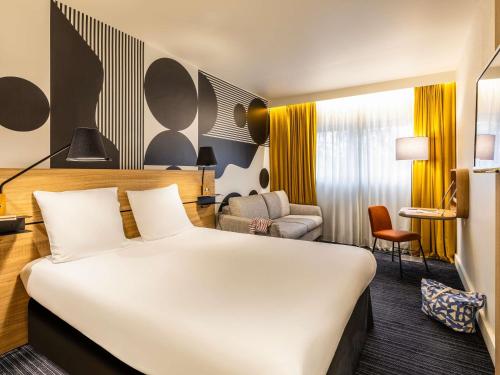 Habitación Doble Superior con sofá cama del hotel Mercure Metz Centre. Foto 1