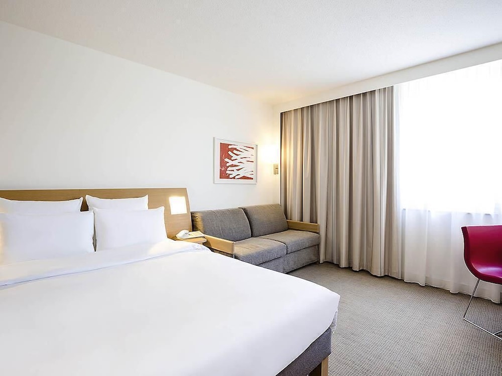 Habitación Superior con cama queen - size y sofá - cama individual del hotel Novotel Metz Centre. Foto 1