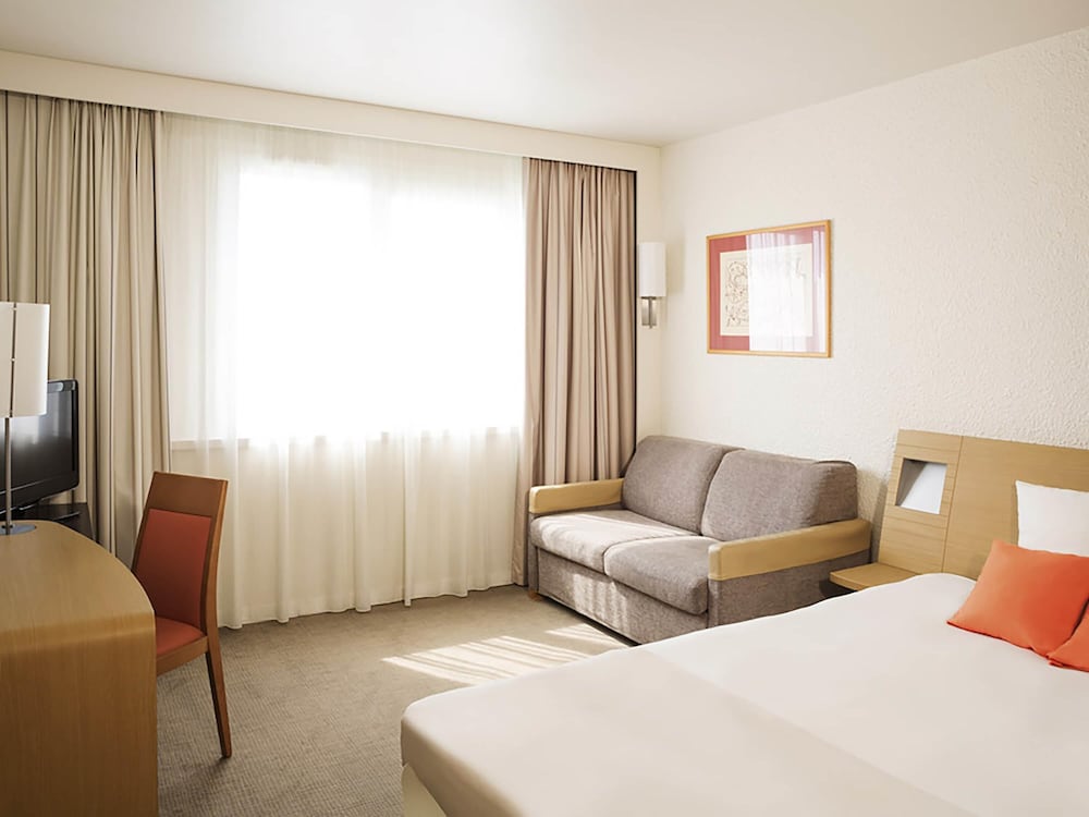 Habitación Superior con cama queen - size y sofá - cama doble del hotel Novotel Metz Centre. Foto 3