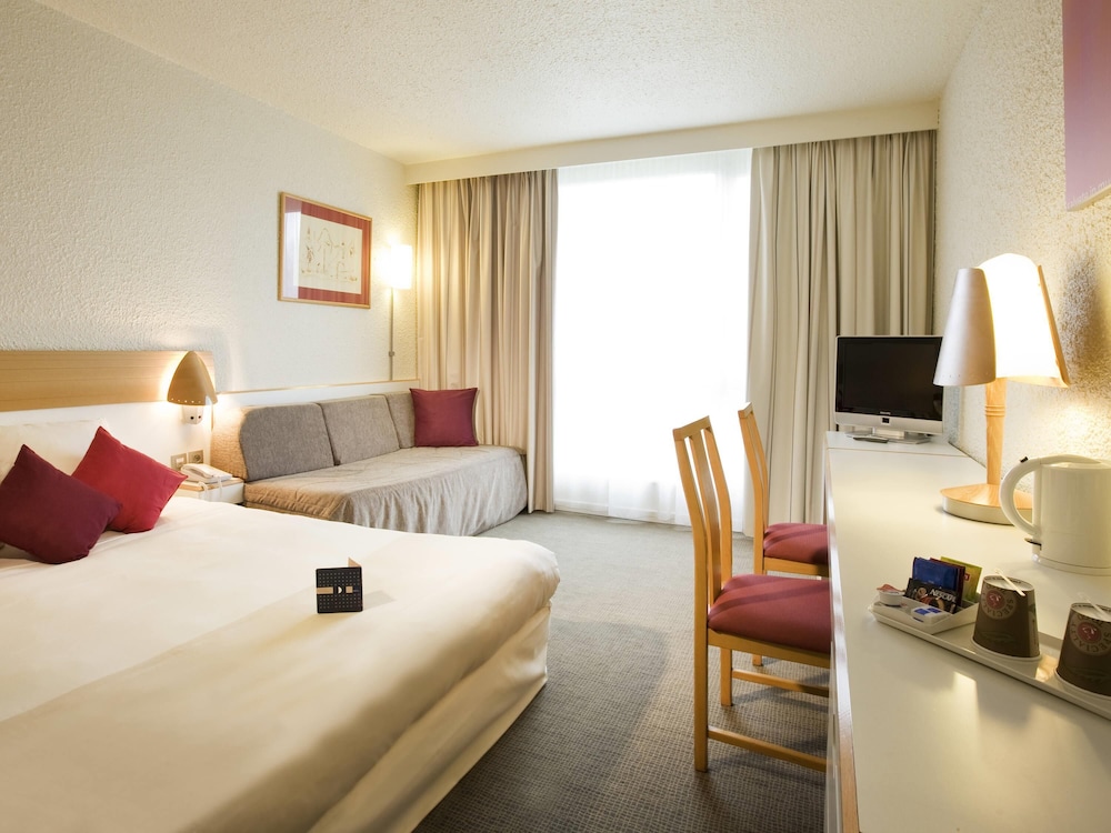 Habitación Superior con cama queen - size y sofá - cama doble del hotel Novotel Metz Centre. Foto 6