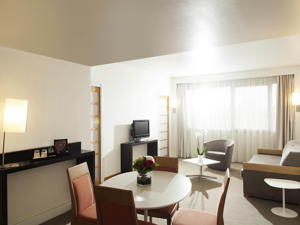 Suite Superior con cama king - size y sofá - cama doble del hotel Novotel Metz Centre. Foto 1