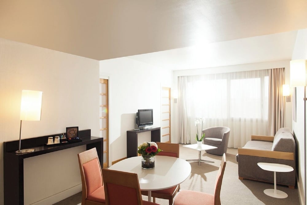 Suite Superior con cama king - size y sofá - cama doble del hotel Novotel Metz Centre. Foto 2