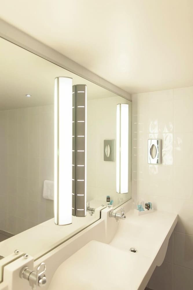 Suite Superior con cama king - size y sofá - cama doble del hotel Novotel Metz Centre. Foto 6