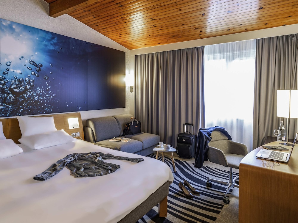 Habitación ejecutiva con cama queen size y un sofá - cama de 1 plaza del hotel Novotel Metz Amnéville