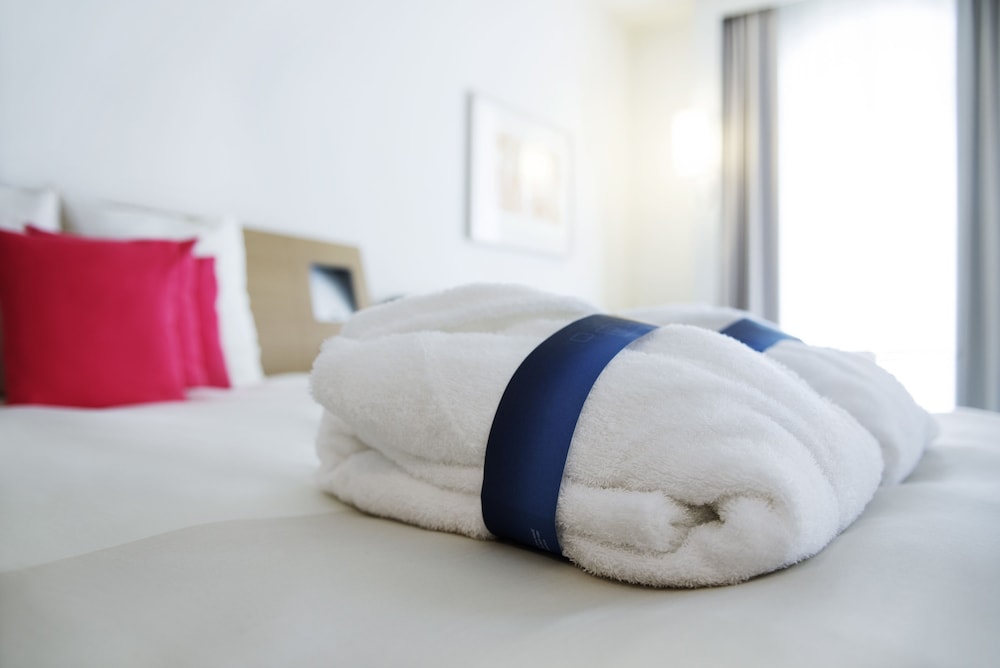 Habitación ejecutiva con cama queen size y un sofá - cama de 1 plaza del hotel Novotel Metz Amnéville. Foto 1