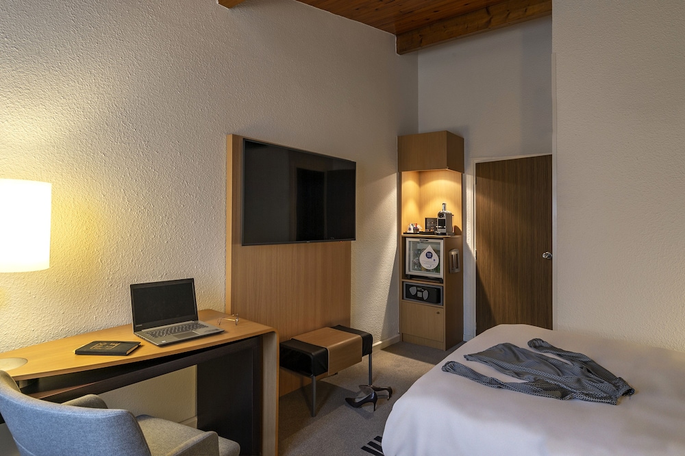 Habitación ejecutiva con cama queen size y un sofá - cama de 1 plaza del hotel Novotel Metz Amnéville. Foto 2