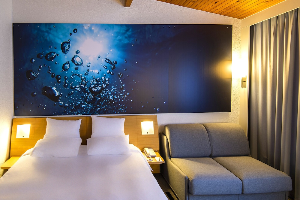Habitación ejecutiva con cama queen size y un sofá - cama de 1 plaza del hotel Novotel Metz Amnéville. Foto 3