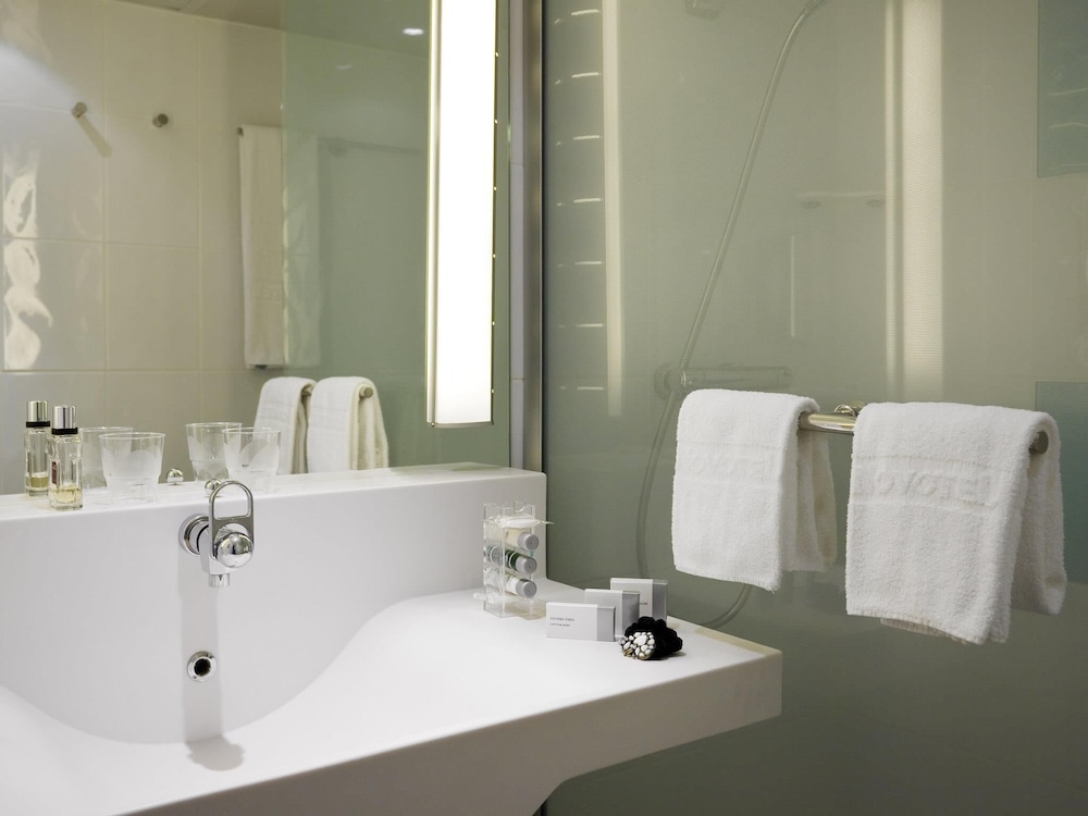 Habitación ejecutiva con cama queen size y un sofá - cama de 1 plaza del hotel Novotel Metz Amnéville. Foto 4