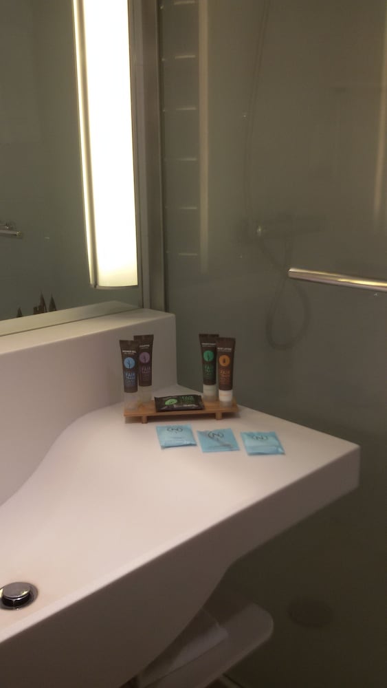 Habitación ejecutiva con cama queen size y un sofá - cama de 1 plaza del hotel Novotel Metz Amnéville. Foto 5