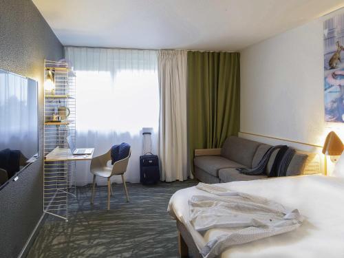 Habitación clásica con 1 cama queen size y 1 sofá del hotel Novotel Metz Amnéville