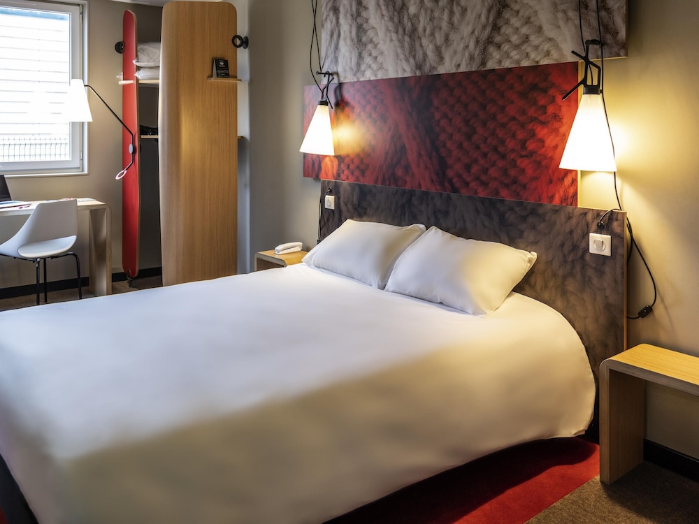 Habitación familiar, varias camas del hotel Ibis Moulins Sud. Foto 4