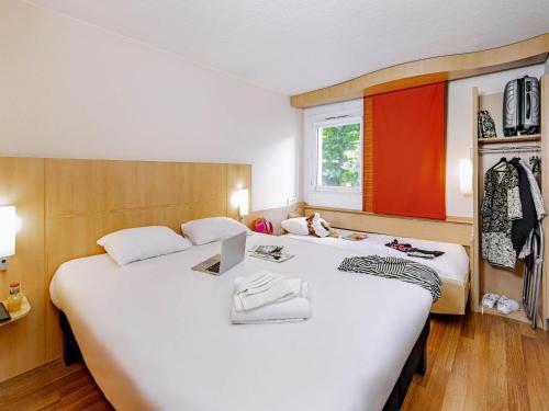 Habitación Doble con Cama supletoria del hotel Ibis Mulhouse Centre Filature. Foto 2