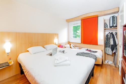 Habitación Doble con Cama supletoria del hotel Ibis Mulhouse Centre Filature. Foto 4