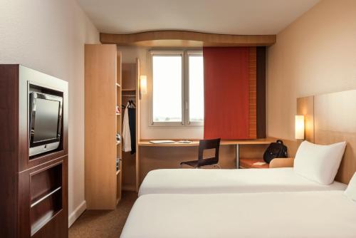 Habitación Doble - 2 camas del hotel Ibis Mulhouse Centre Filature. Foto 3
