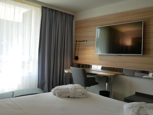 Habitación Doble Clásica con sofá cama del hotel Novotel Narbonne Sud. Foto 1