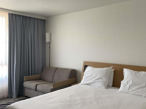 Habitación Doble Clásica con sofá cama del hotel Novotel Narbonne Sud. Foto 2