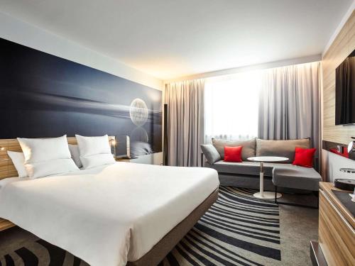 Habitación Superior con sofá - cama doble del hotel Novotel Narbonne Sud. Foto 2