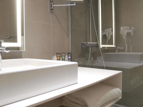 Habitación Superior con sofá - cama doble del hotel Novotel Narbonne Sud. Foto 3