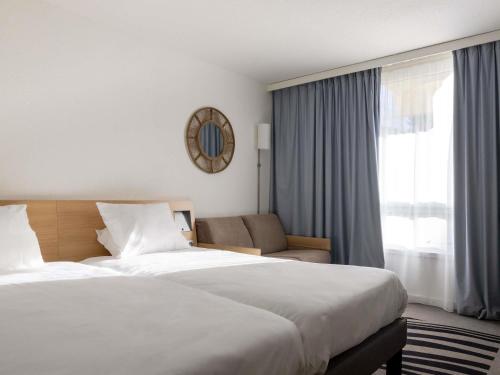 Habitación Doble Clásica - 2 camas y sofá cama del hotel Novotel Narbonne Sud. Foto 2