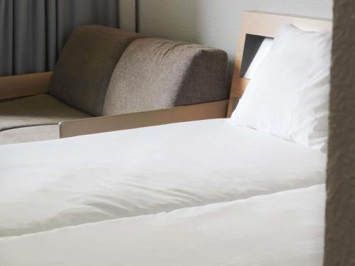 Habitación Doble Clásica - 2 camas y sofá cama del hotel Novotel Narbonne Sud. Foto 4